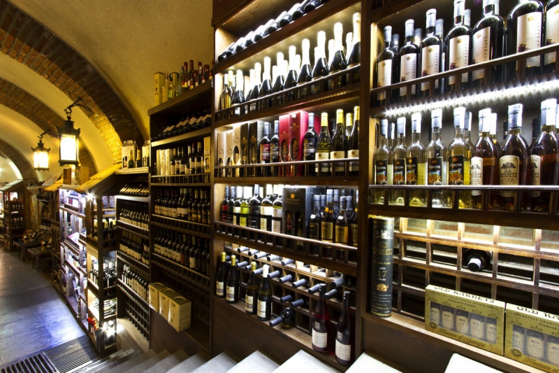 vitrine-LA MOTTE-min_world_street_travel_shop_canon_georgia_wine_bottles-429767